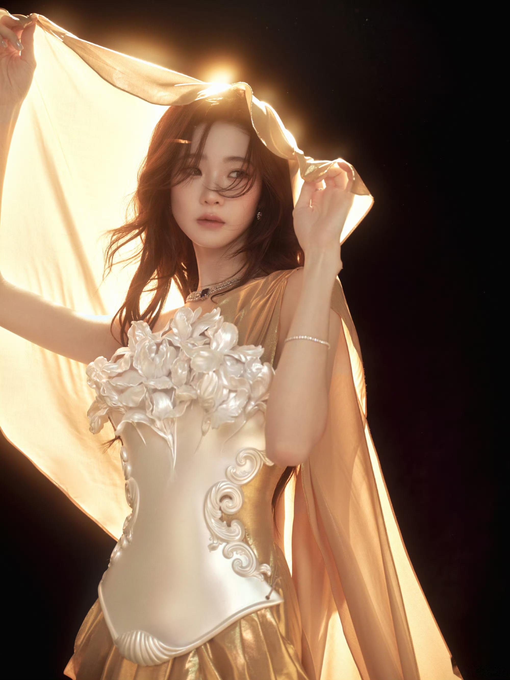 张艺凡鎏金裙裾漫着柔光，今天是从神话里走出来的女神