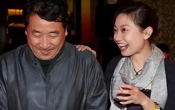 人前光鲜人后心酸，75岁总往国外跑的姜昆，女儿姜珊成了\心病\