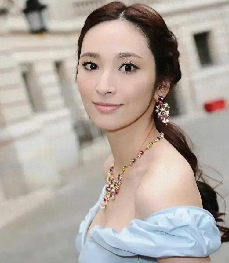 吴佩慈悼念大S发言惹来争议，没给汪小菲一点体面，大小s真没说错