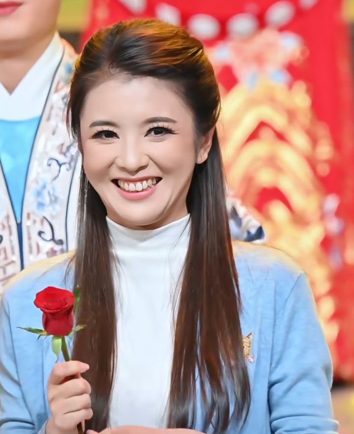 被李云霄的笑容治愈了，蓝衫长发，玫瑰配搭尽显甜妹气质