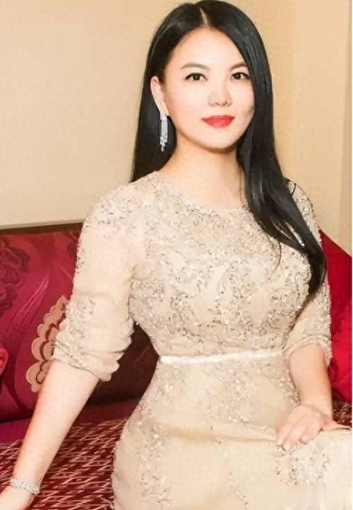 李湘低调现身暴瘦20斤！打扮朴素没拎爱马仕，王诗龄双腿瘦成麻杆