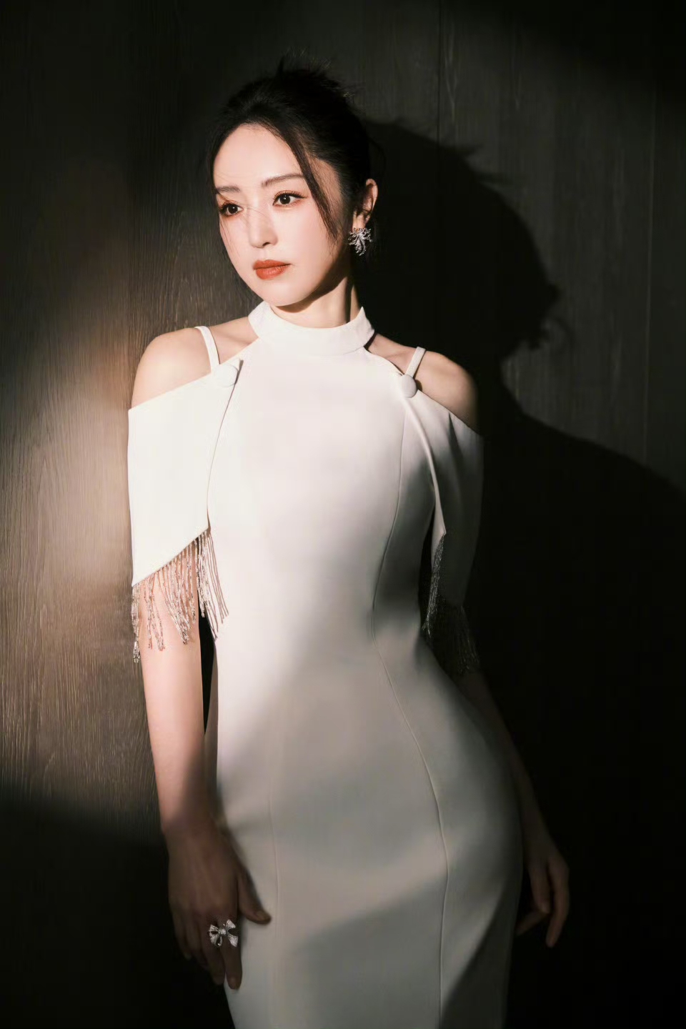 董璇阿姨这一身白色裙子穿搭气质也太绝了，不愧是顶级宝妈