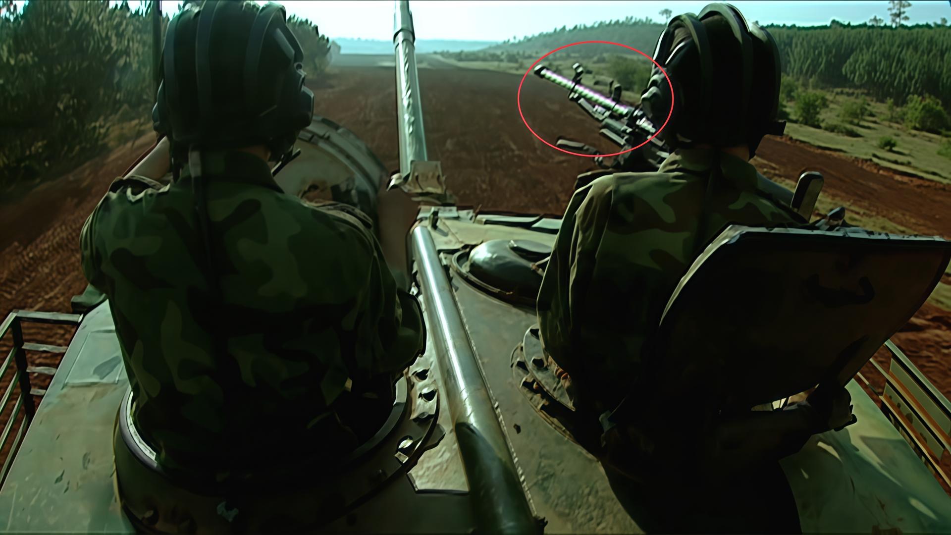 《士兵突击》坦克的机枪是用来干什么的？谁敢在战场出来用机枪