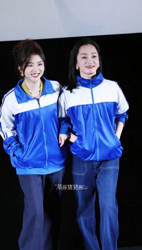 谭松韵出席线下活动，圆脸双下巴明显，身材娇小像小孩偷穿衣服