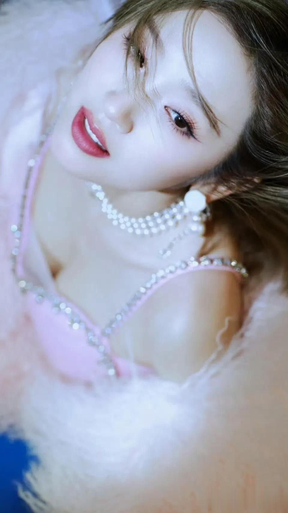 唐艺昕甜美穿搭