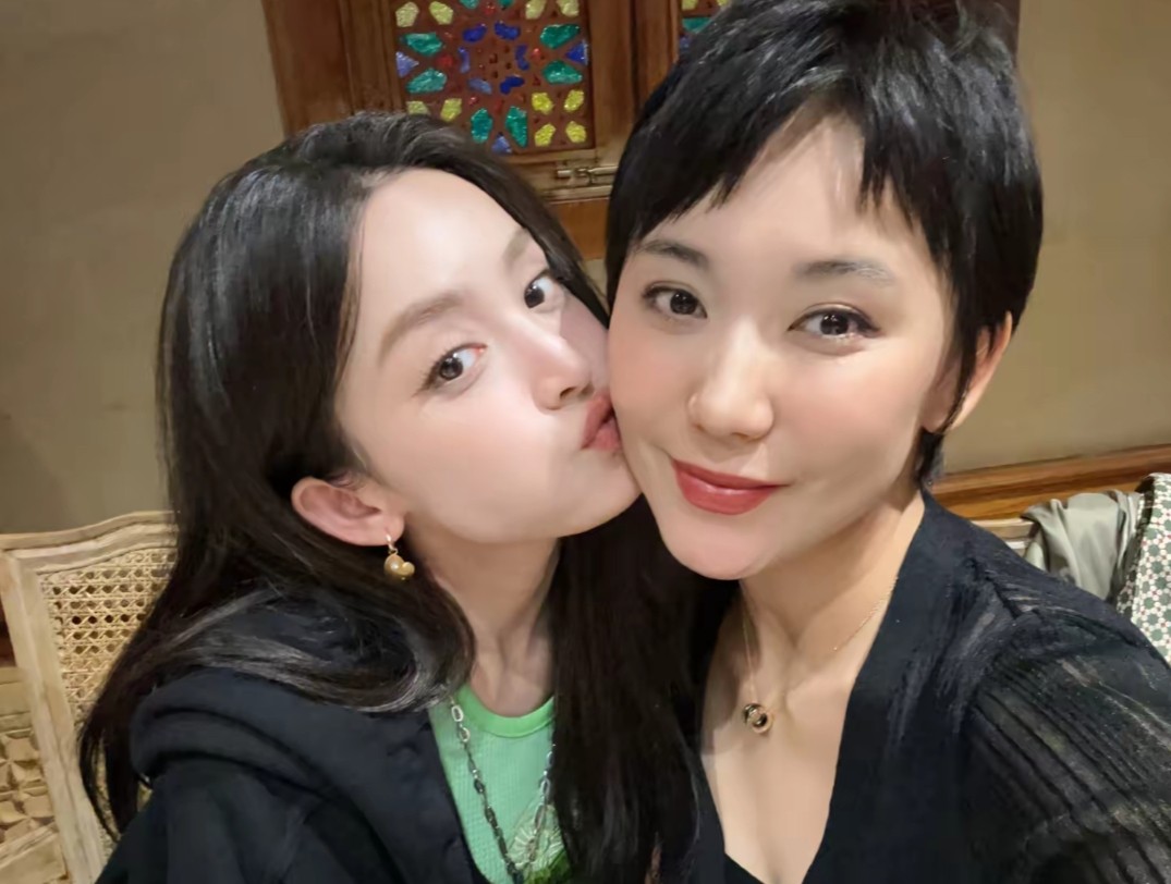 娜扎亲姐来北京陪她过年，姐姐从空姐转行到疆大当老师，气质真好