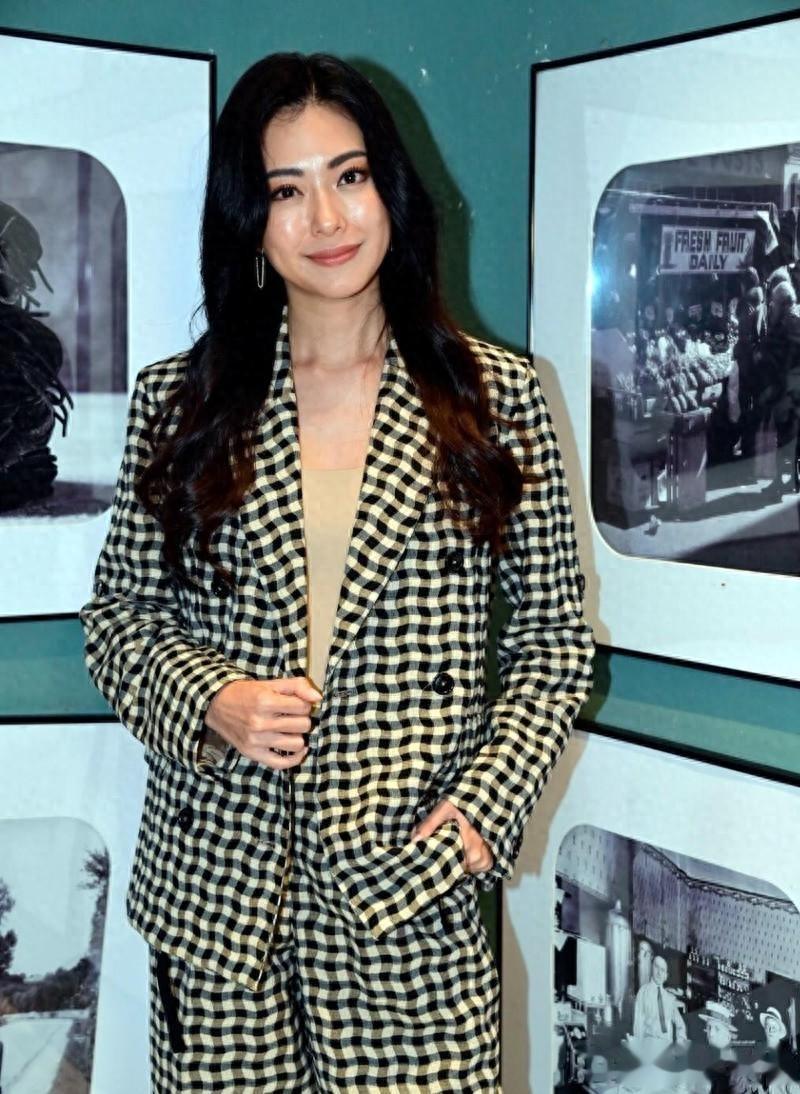 离开向佐后，她嫁大19岁富商连生一儿一女，如今已是上市公司老板