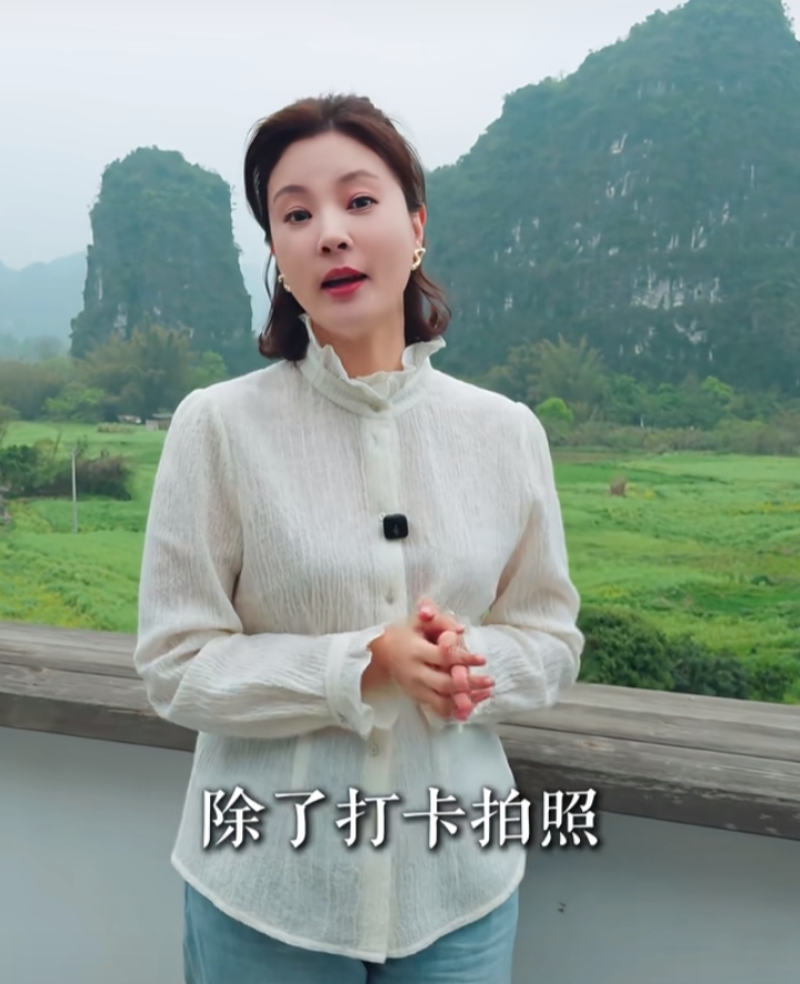 刘芳菲阳朔讲喀斯特地貌，米白衬衫配卷发，温婉知性气质拉满