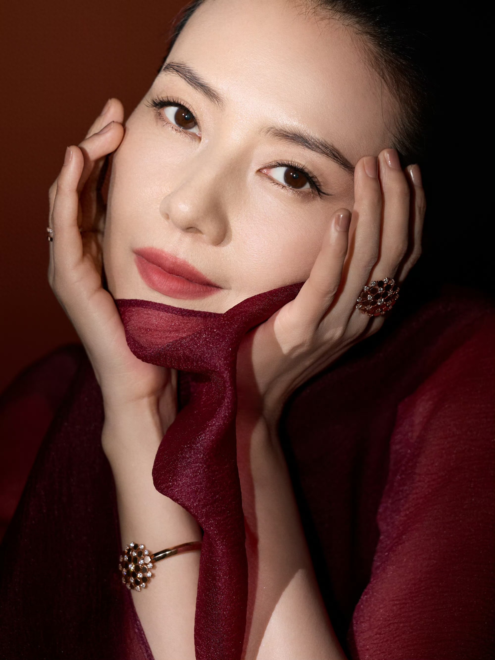 高圆圆今日出片了，红色好适合她，妈妈级别太美