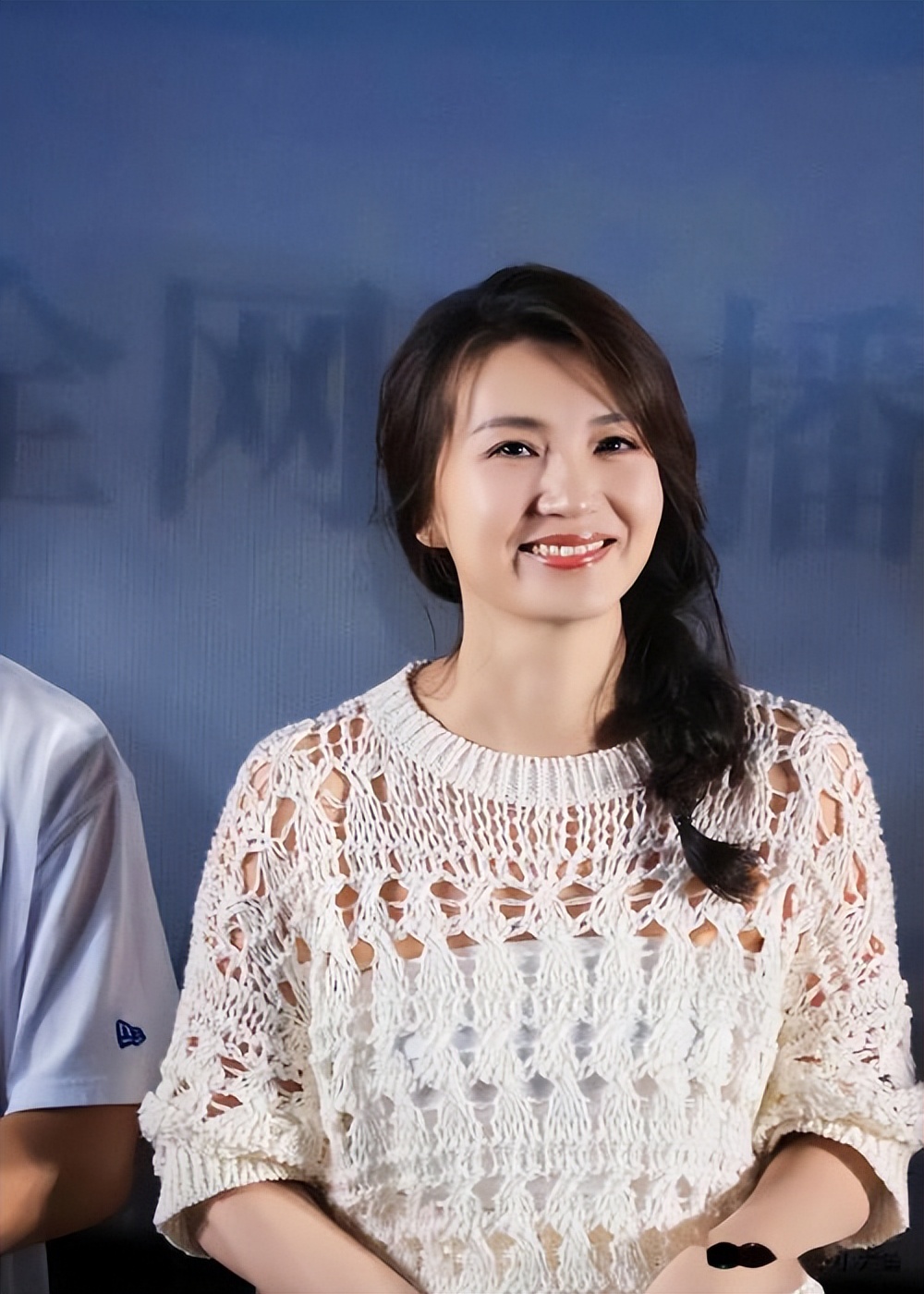 赴美留学后，他身价超百亿成投资大佬，现儿女双全，妻子家喻户晓