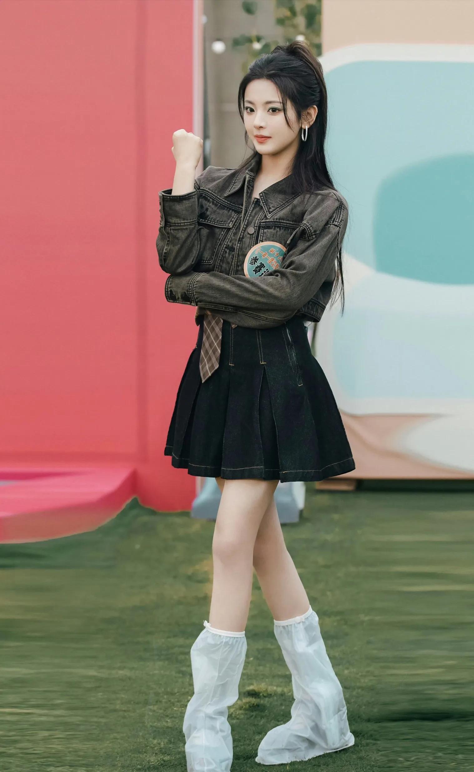 杨超越性感美腿