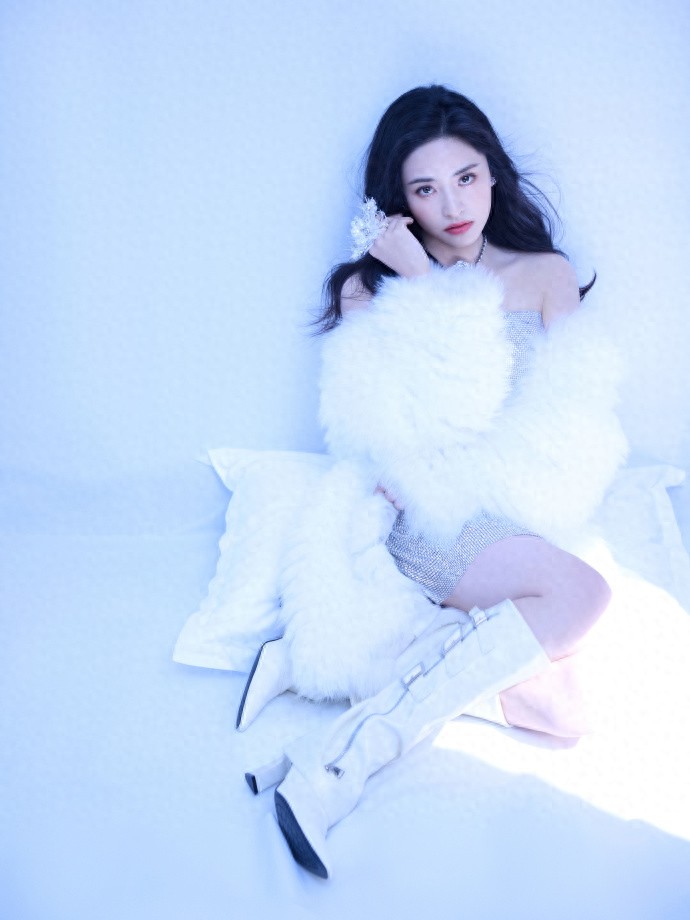 沈月脚踩白色高跟筒靴，这玉腿也太嫩了