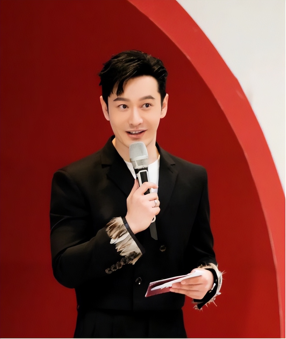 现身警局不到半月，官媒高调宣布黄晓明两大喜讯，娱乐圈地位变了