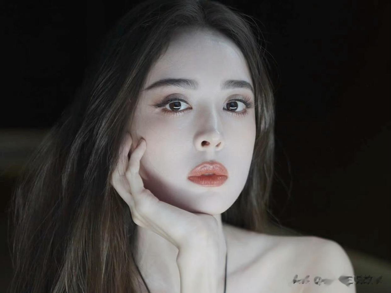 古力娜扎，黑色妆造，冷酷穿搭大片。