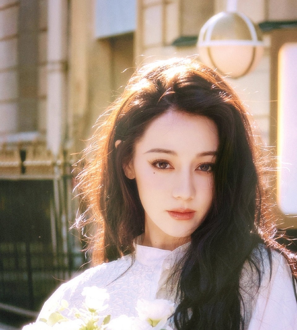 迪拜凌晨五声闷响后，9岁孩子在越野车后座睡着了