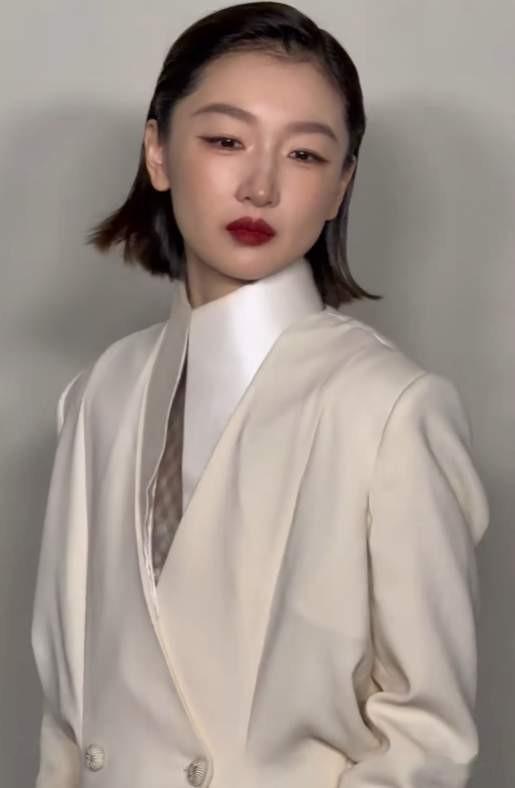 北京这一晚，周冬雨重回颜值巅峰，欧阳娜娜身材离谱，巩俐秒全场