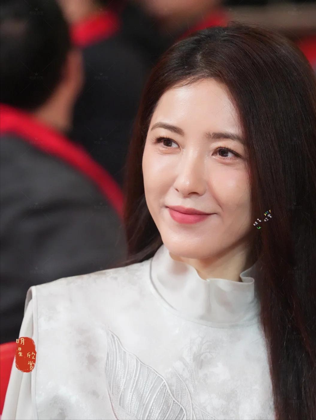 文联春晚现场太真实！明星高清真实面目曝光，章子怡边排队边补妆