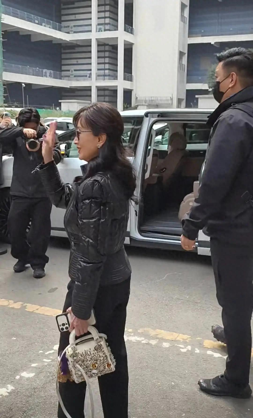 赵雅芝一身黑色衣服，脚踩黑色高跟鞋挥手告别，气质优雅！