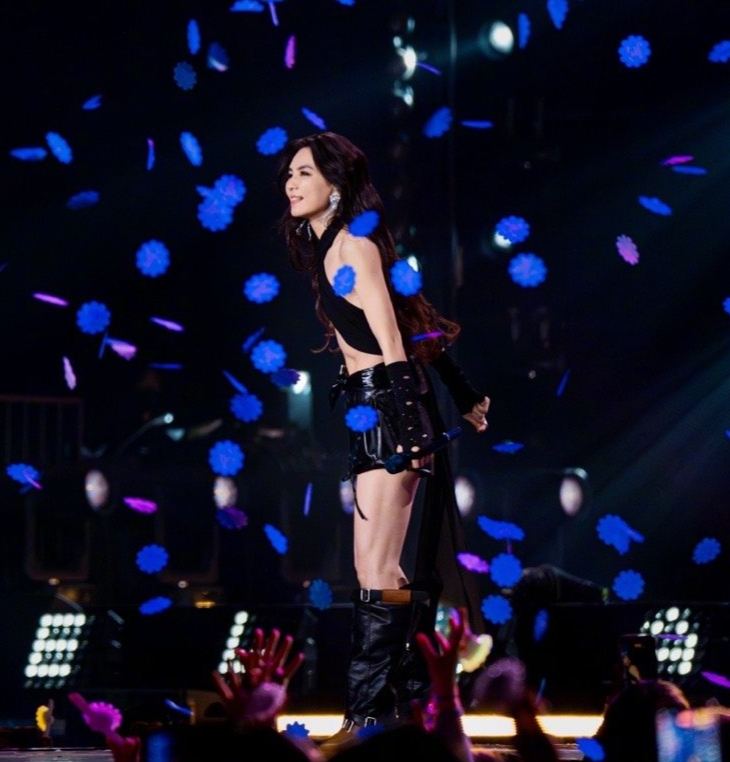 Ella演唱会展示“真空腹”,吐掉一口气腹部瞬间凹下去,好震惊