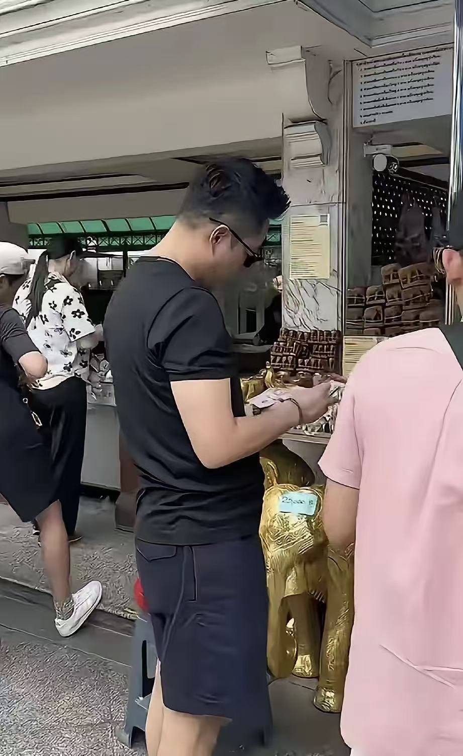 马筱梅提前“报喜”！紧急回台湾预产，汪小菲连夜飞泰国祈福顺利