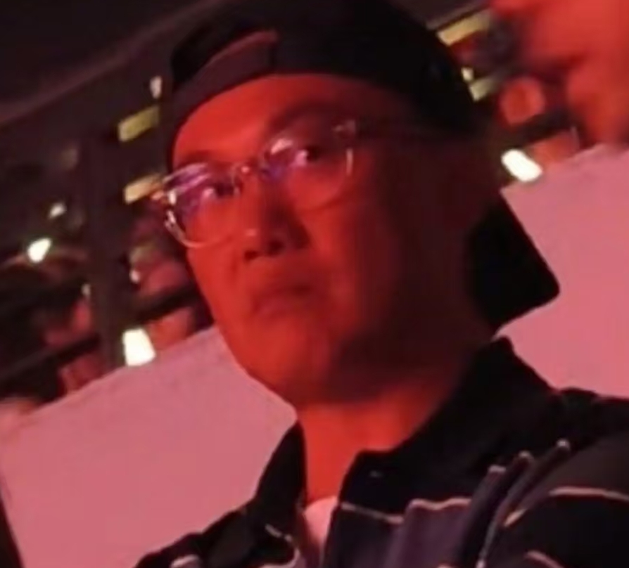 陈奕迅现身单依纯演唱会，全程黑脸还睡着，网友：替李荣浩监场？