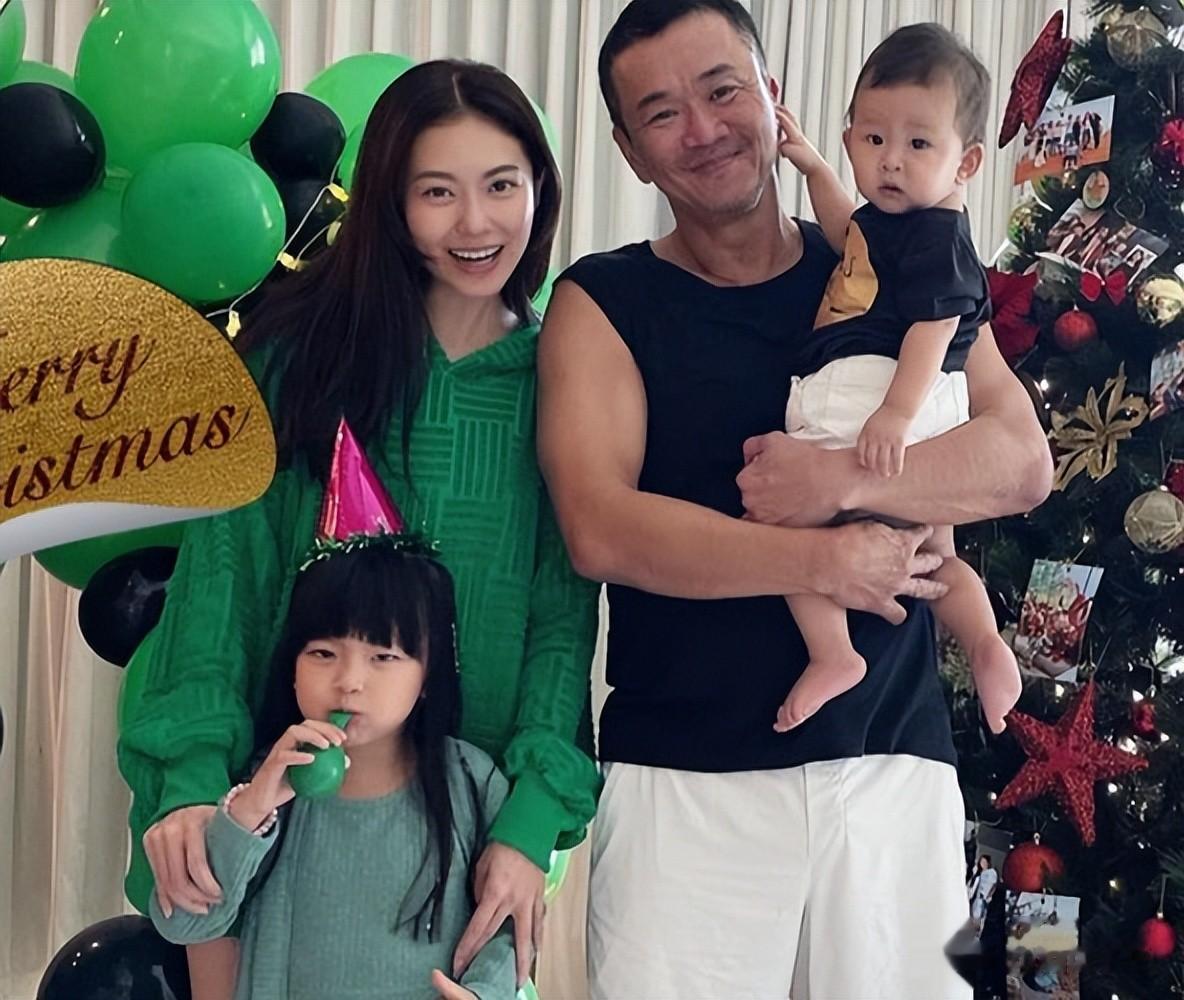 离开向佐后，她嫁大19岁富商连生一儿一女，如今已是上市公司老板