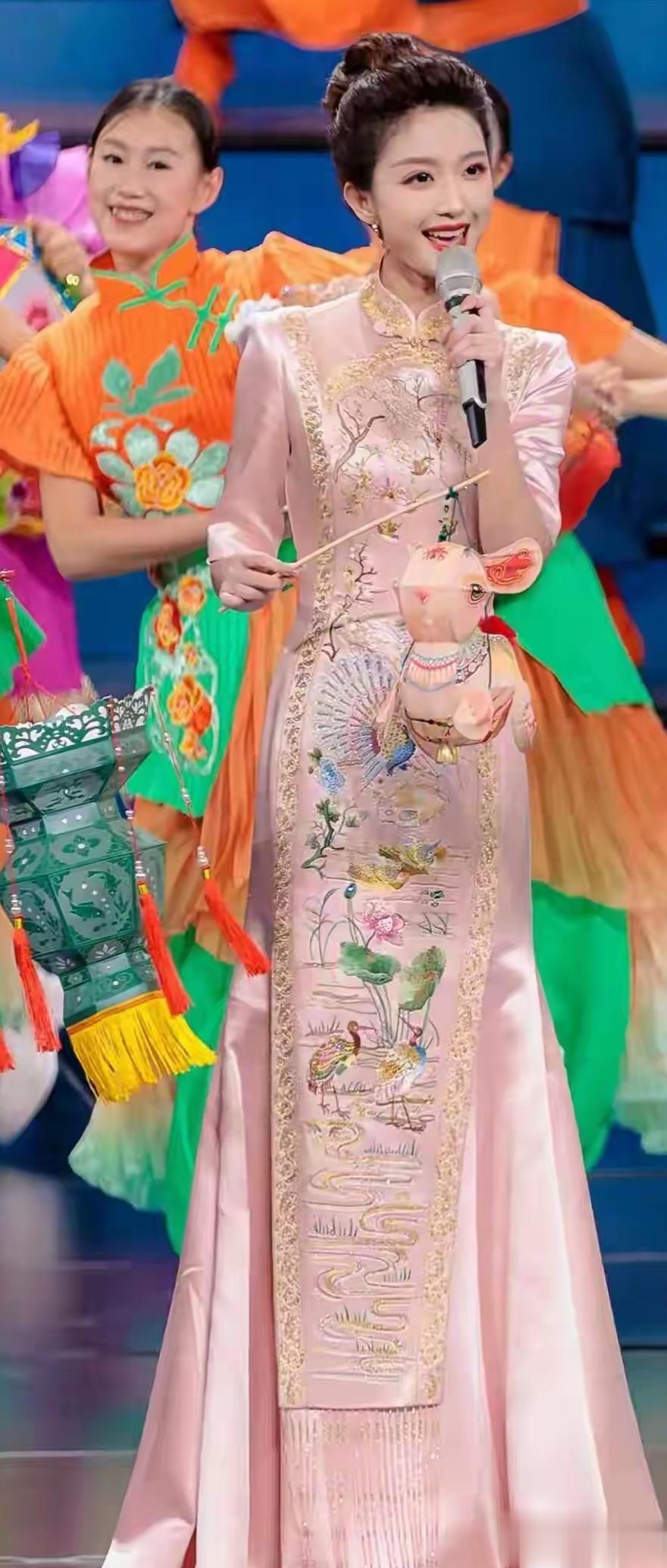 主持人刘心悦在元宵晚会上太美了,粉色旗袍惊艳全场引人注目!