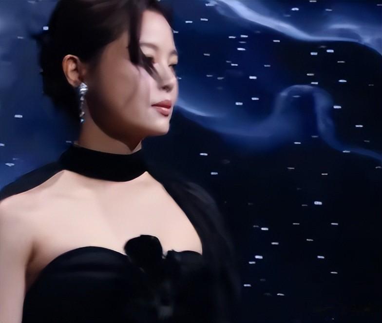 还得是老艺人敢穿，姚晨李冰冰深v较劲，却被保守的惠英红抢风头