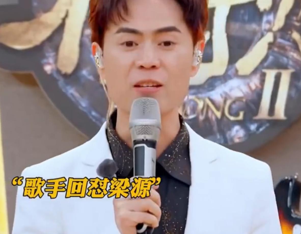 当萧敬腾按住话筒，梁源的手指还停在评分板上