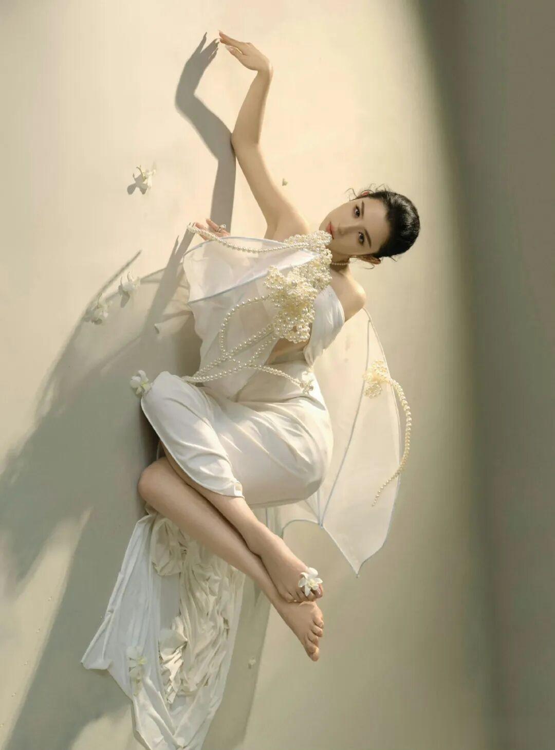 哈妮克孜,一组好看的光脚丫美腿裙装穿搭。