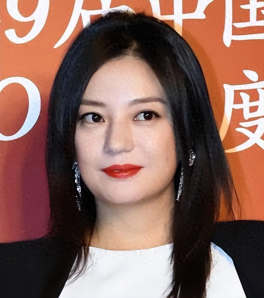 封杀4年，赵薇做梦也没想到，如今56岁哥哥竟成了自己的“救赎”