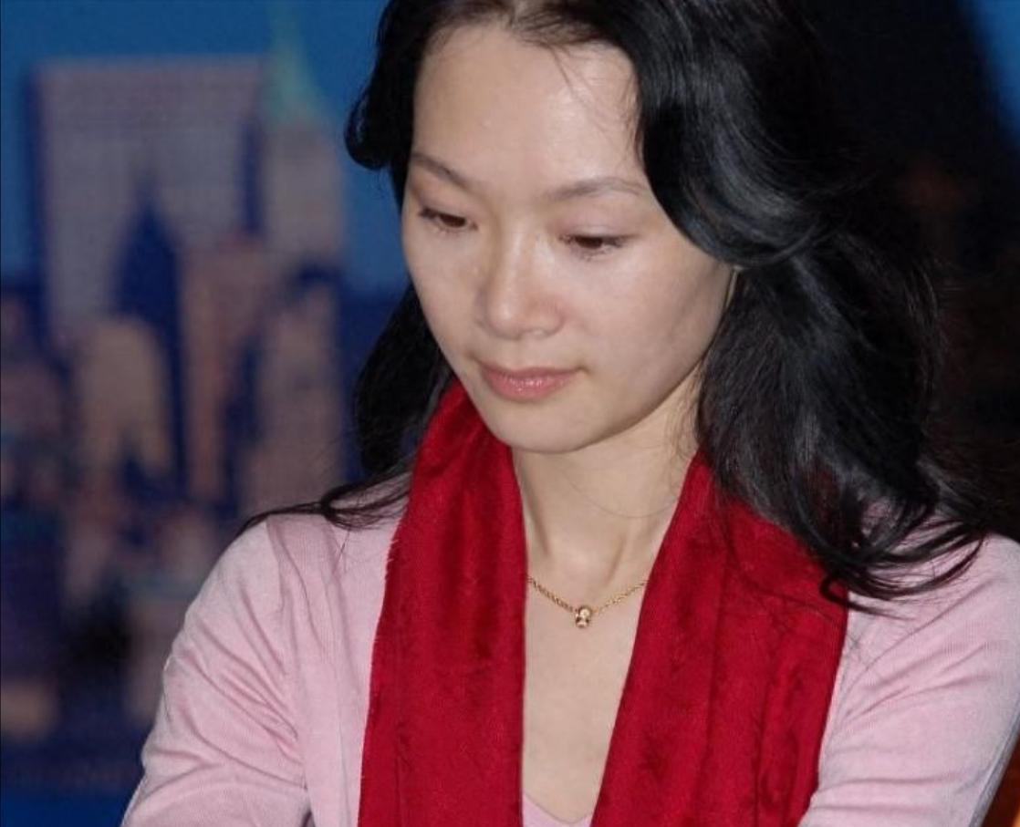 男友病逝后悲伤欲绝,54岁单身无儿无女,如今吕薇后悔了吗