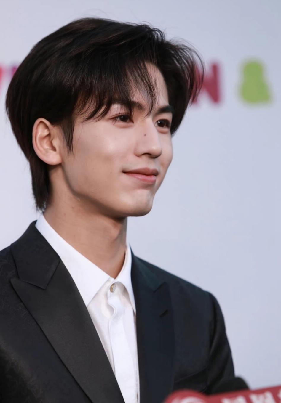 \跳梁小丑\张凌赫跌落神坛,一句话惹众怒处境尴尬,刘亦菲说对了