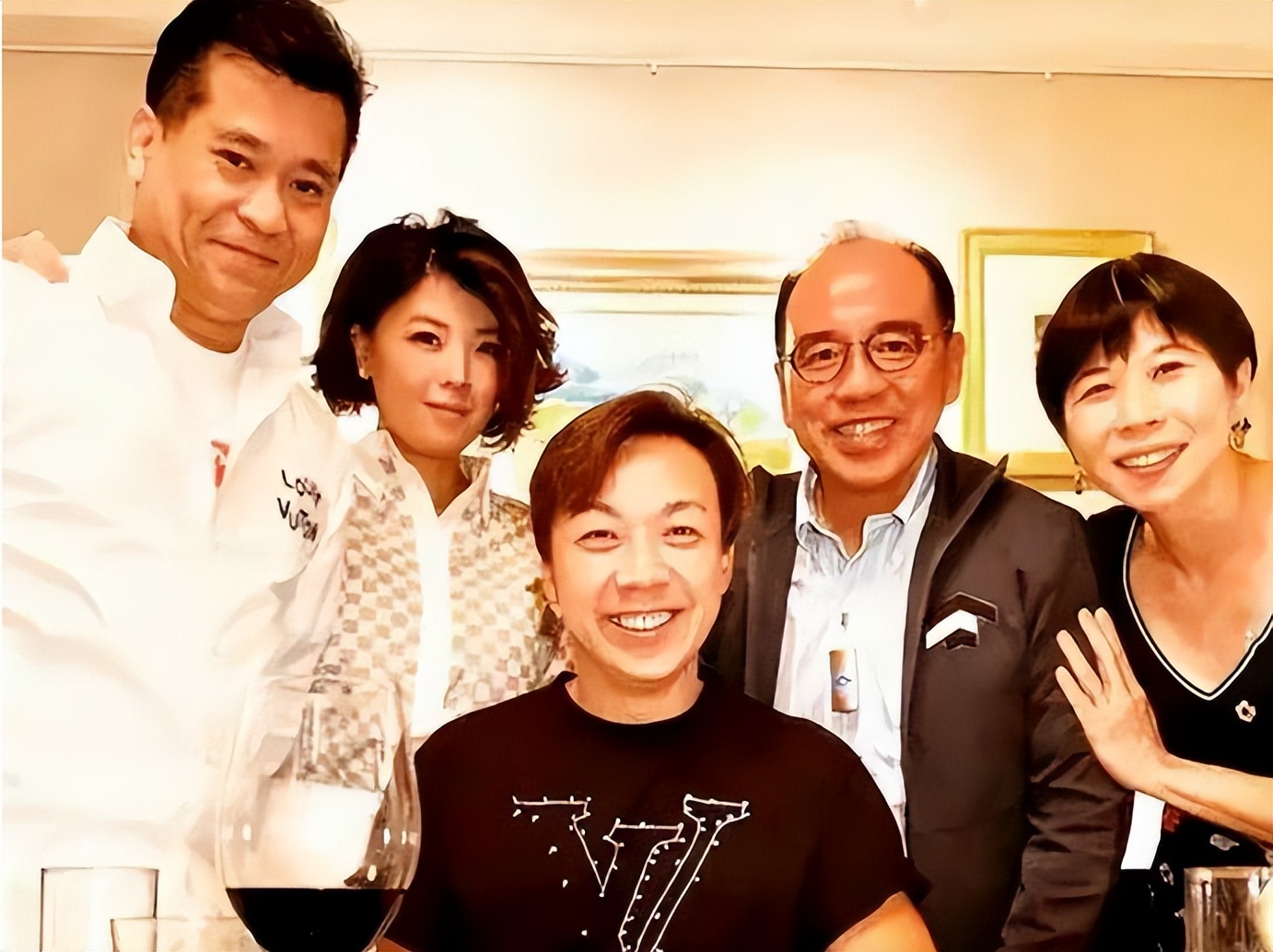 49岁港姐被家暴报警，男方无罪释放，将老婆和自闭症儿子赶出家门