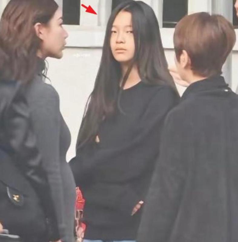 演都不演了！马筱梅穿紧身衣带孩子玩，玥儿一脸哀伤 她什么都明白