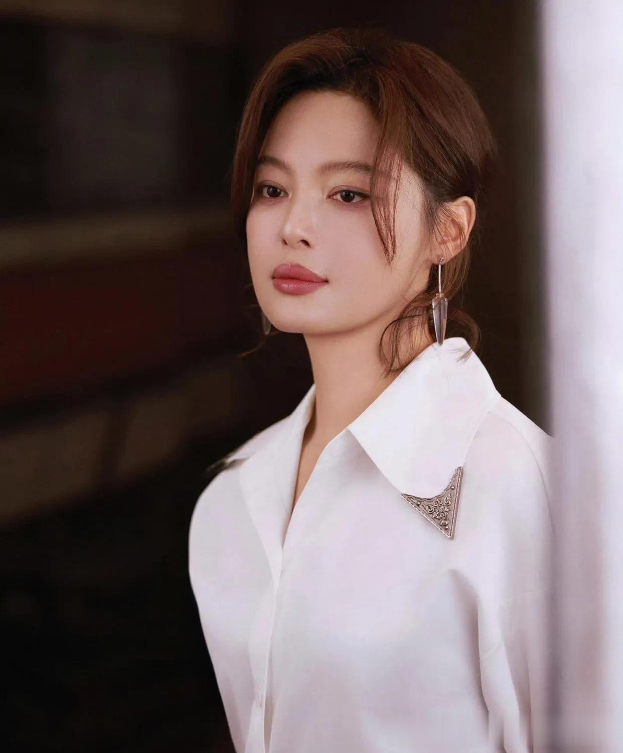 辛芷蕾的气质真是出挑!穿白衬衫+灰色开叉裙,简约又高级!