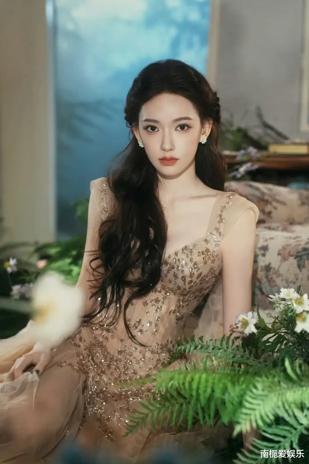 程潇微博之夜造型惊艳全场，花中仙子如油画般美轮美奂