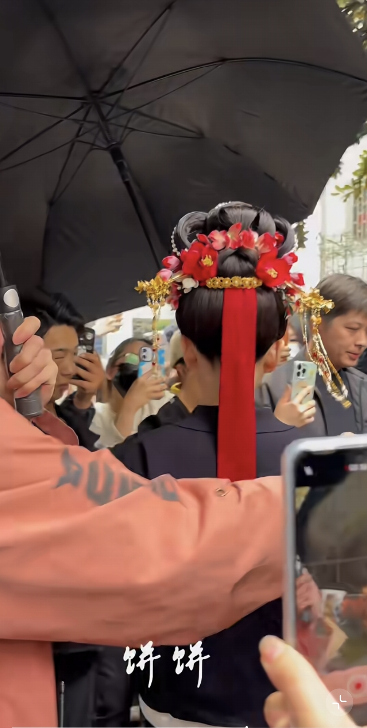 宋祖儿今日拍戏出妆,一袭红色汉服好华丽,真是好美的新娘子呀!