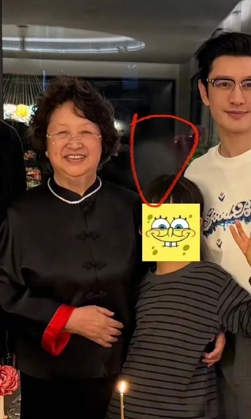 黄晓明妈妈生日！小海绵出镜，照片和窗户玻璃都被打码，太小心了
