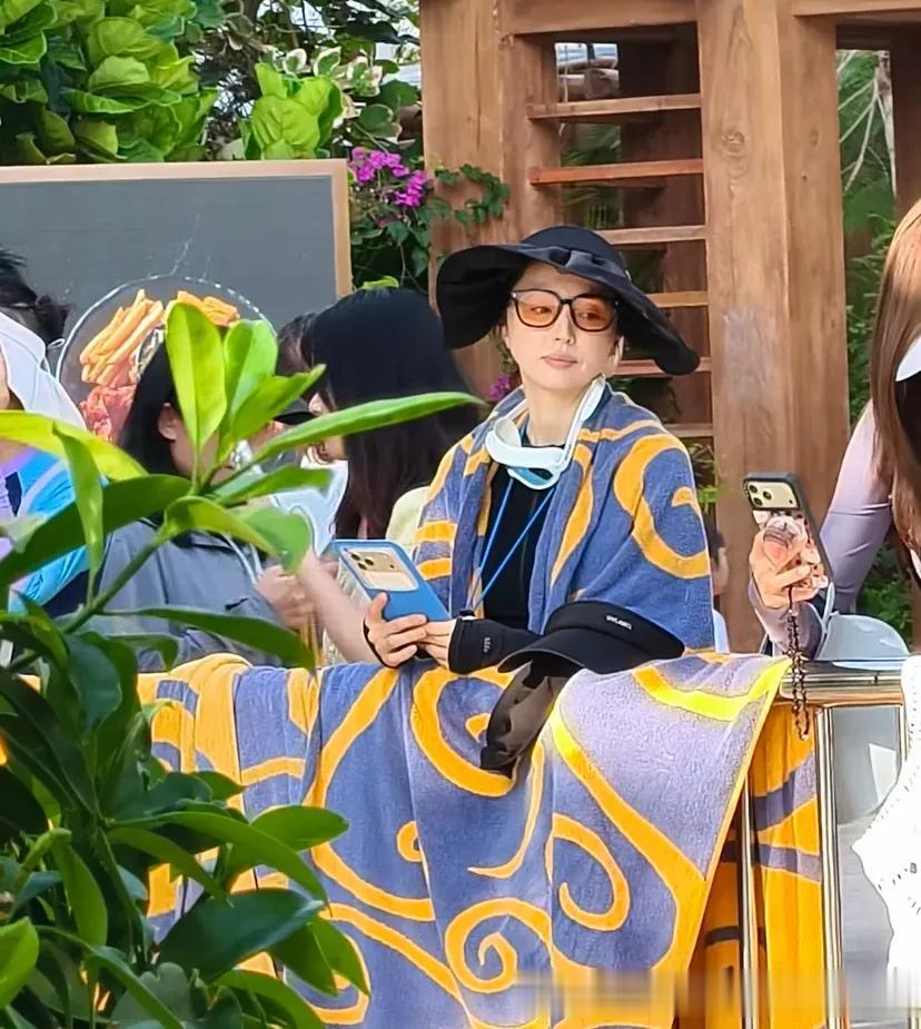 董璇全家三亚玩水，小酒窝漂亮可爱做了美甲，朵朵皮肤黑长相很普