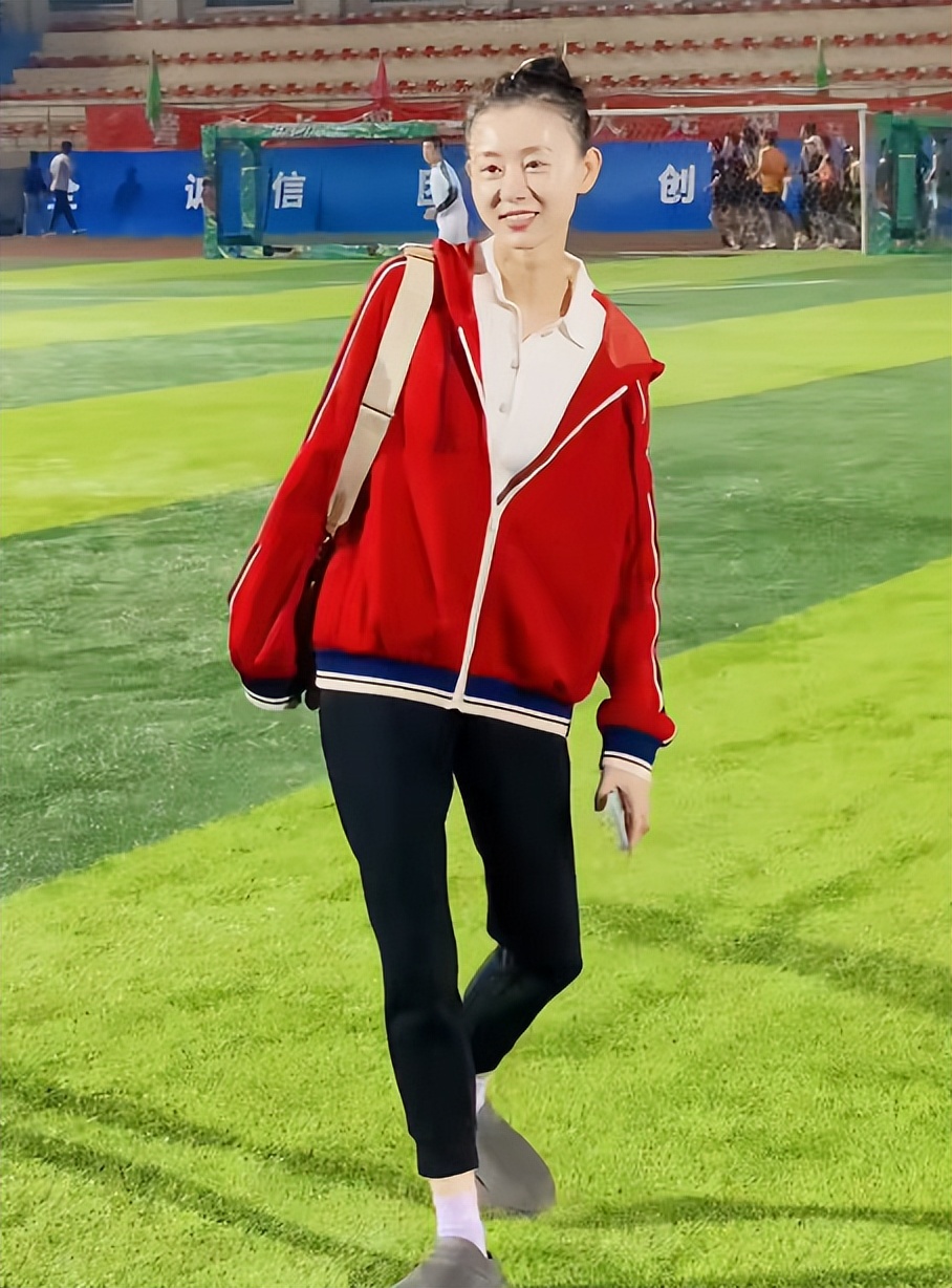 恩爱15年难敌岁月残酷!56岁范志毅身形佝偻,39岁张梦瑾娇美如花