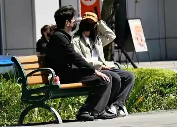 高圆圆赵又廷带女儿逛迪士尼，一家三口手牵手，7岁Rhea长大好多