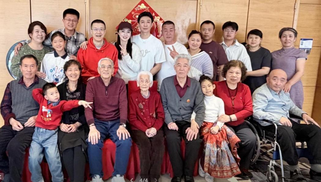 董璇大年初九回婆家！晒21口人合影给足老公面子，张维伊外婆感动