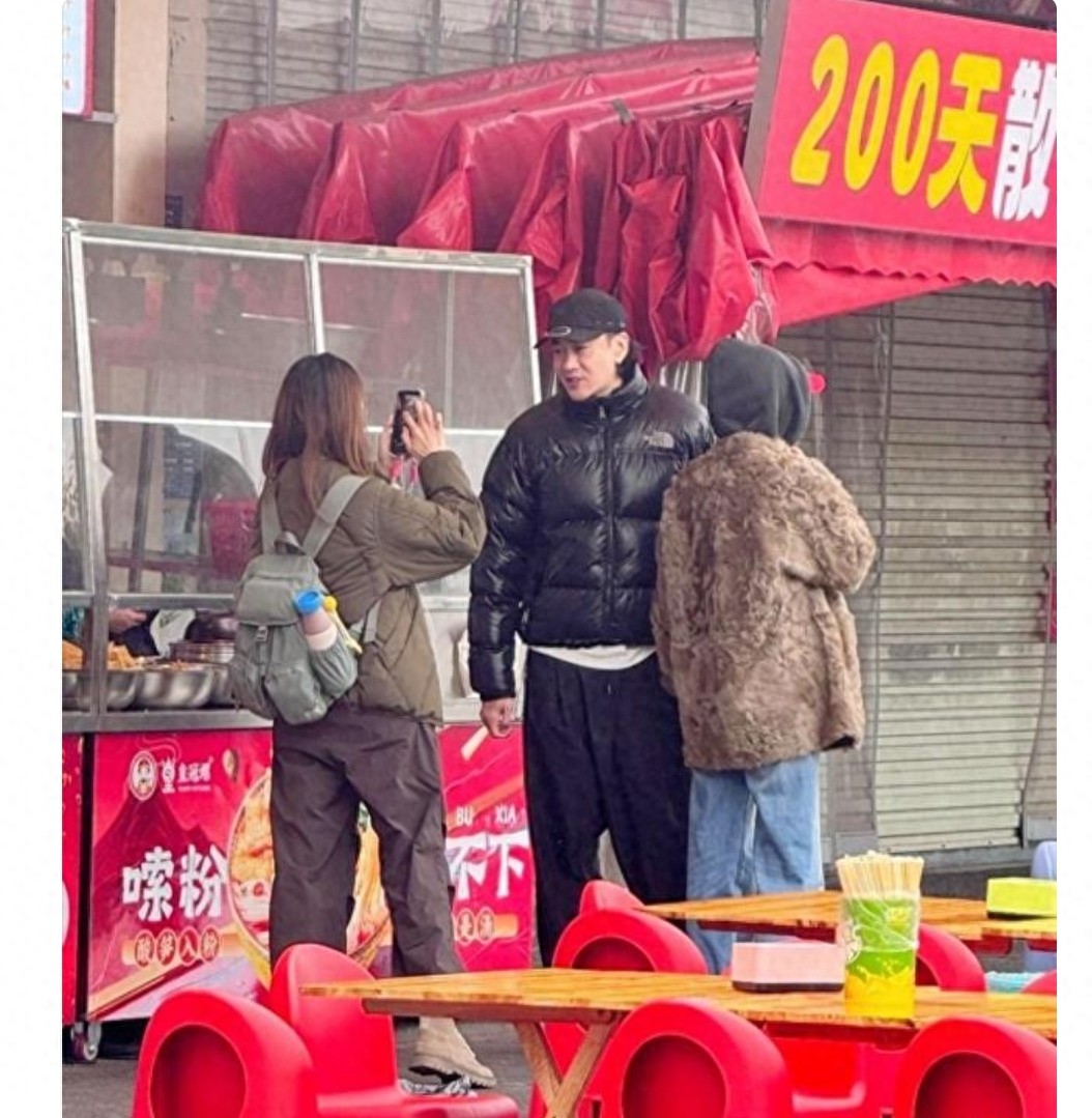 何润东柳州蹲摊嗦粉，48岁状态太绝了