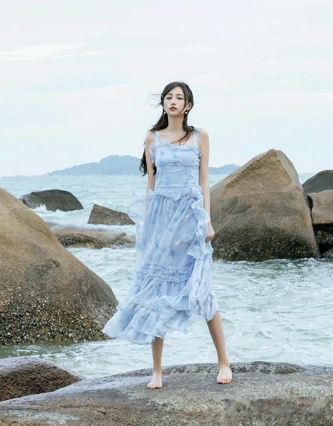 画面太治愈了!听着海浪声，黄婷婷这惬意的模样，妥妥的海岛度假