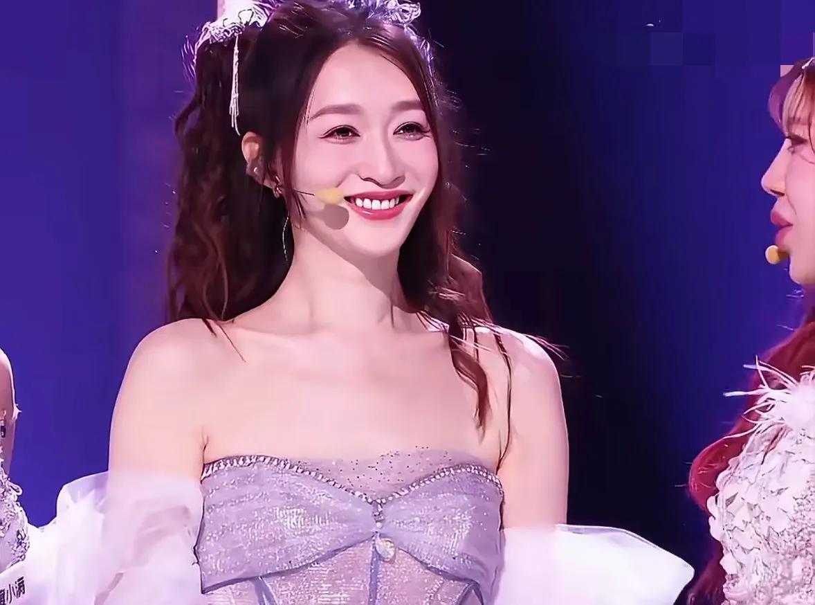 50岁的李小冉双马尾造型，怎么样？