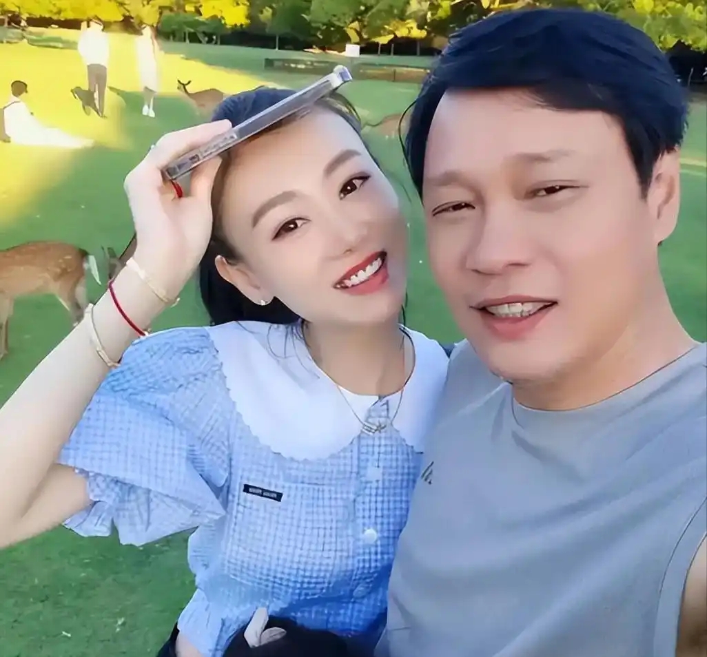 恩爱15年难敌岁月残酷!56岁范志毅身形佝偻,39岁张梦瑾娇美如花