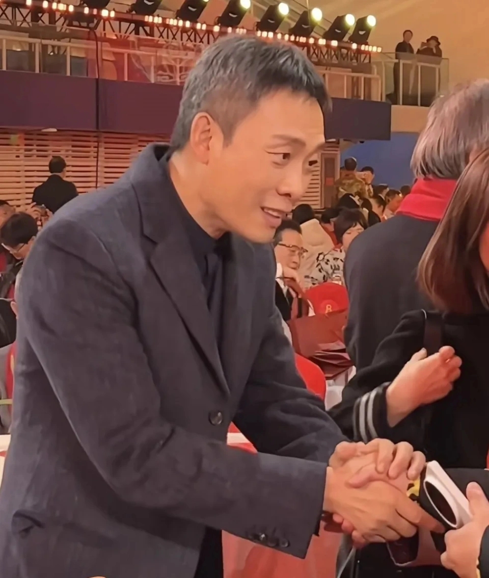 文联春晚现场太真实！明星高清真实面目曝光，章子怡边排队边补妆