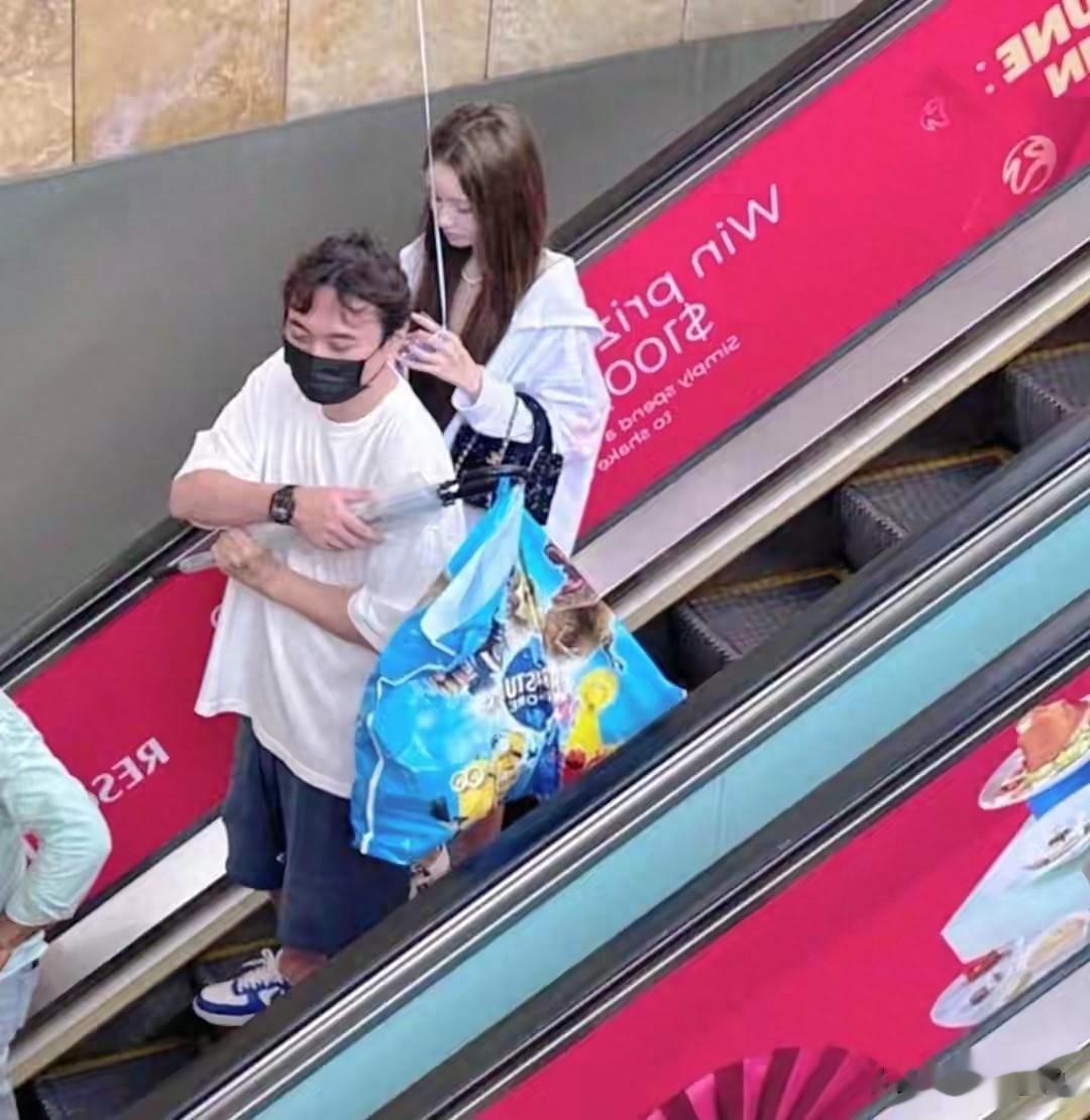 38岁王思聪和懒懒到新加坡过春节，两人商场购物，男友抗包好体贴