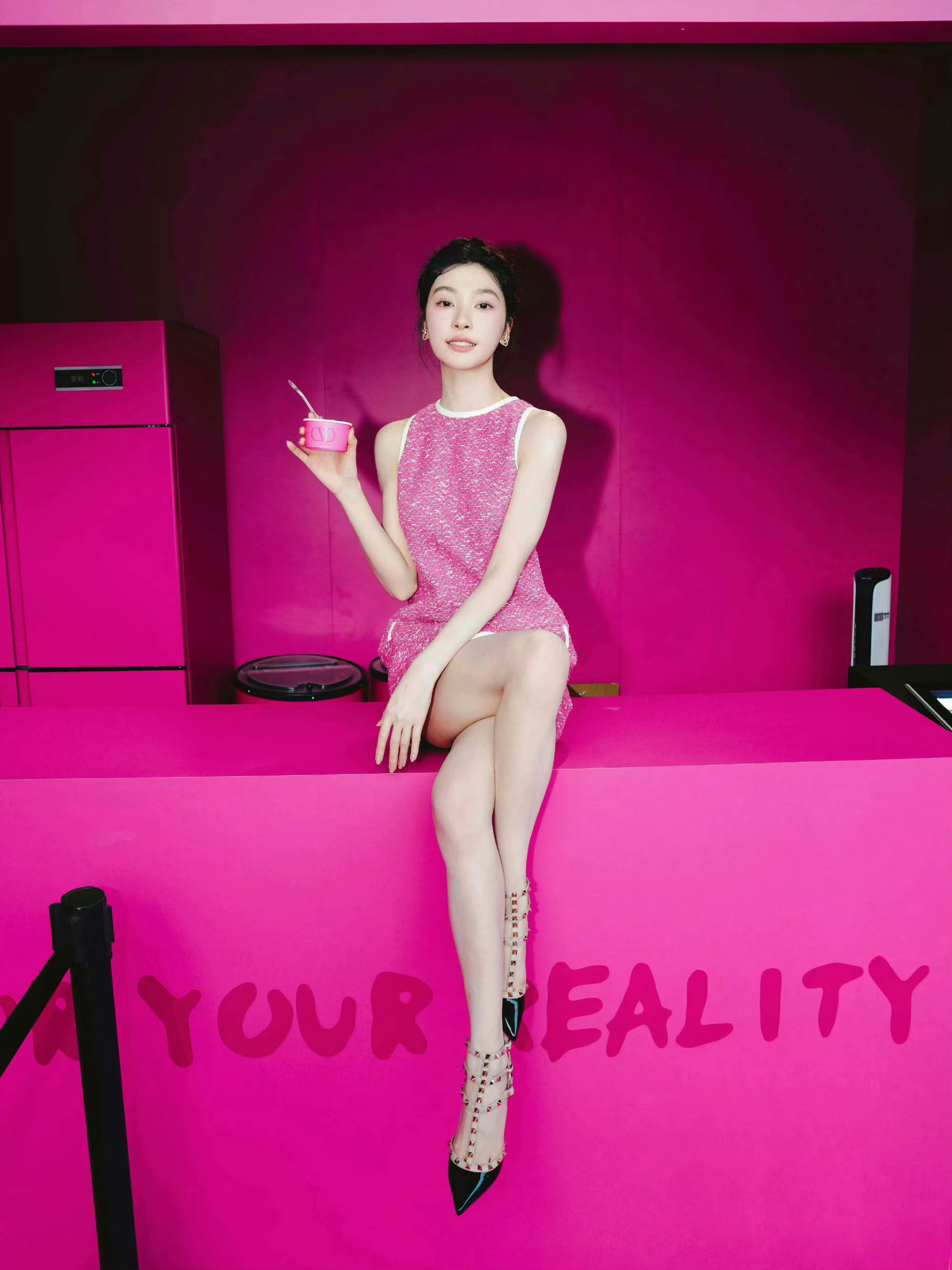 易梦玲 华伦天奴 粉红女郎魅力四射